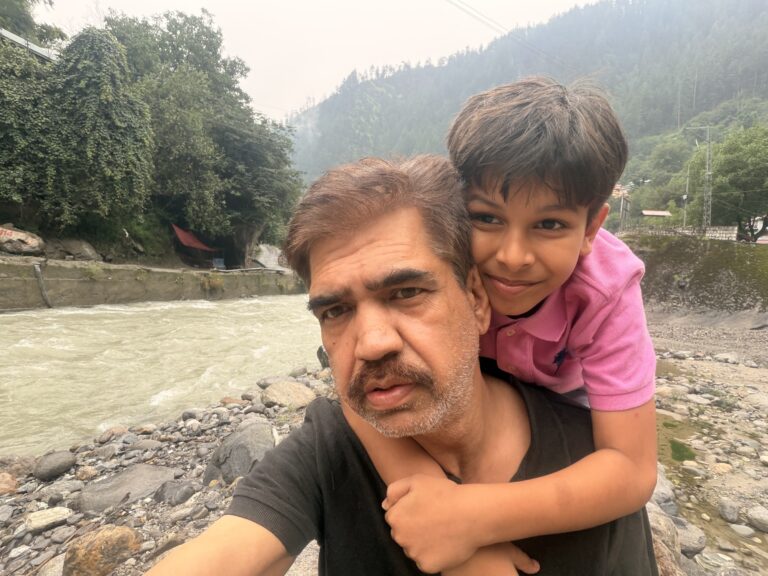 نیلم ویلی ٹورسٹ کا داخلہ بند ۔کاروبار تباہ انٹرنیٹ سروس معطل  دیا بھر سے رابطہ منقطع